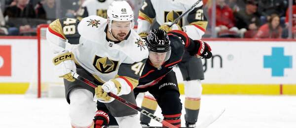 Tomáša Hertla z tímu Vegas stíha Nikolaj Ehlers z Caroliny počas zápasu Carolina Hurricanes vs. Vegas Golden Knights v základnej časti NHL 2025/2026
