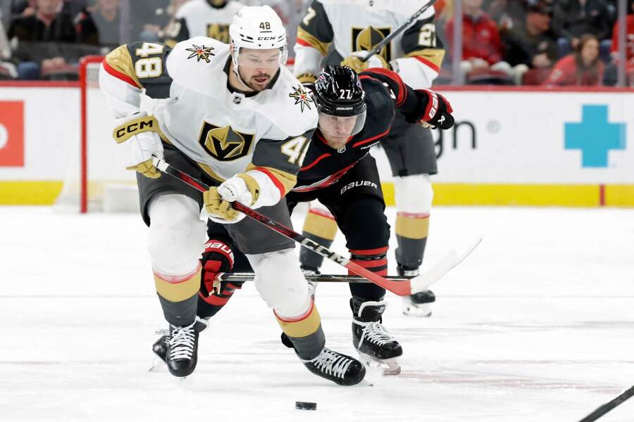 Tomáša Hertla z&nbsp;tímu Vegas stíha Nikolaj Ehlers z&nbsp;Caroliny počas zápasu Carolina Hurricanes vs. Vegas Golden Knights v&nbsp;základnej časti NHL 2025/2026