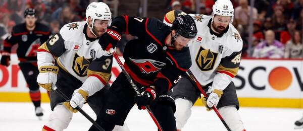 Útočník Caroliny Andrei Svechnikov medzi obrancom Braydenom McNabbom a forwardom Tomášom Hertlom (obaja Vegas) počas 1. zápasu Carolina Hurricanes vs. Vegas Golden Knights vo finále NHL 2025/2026
