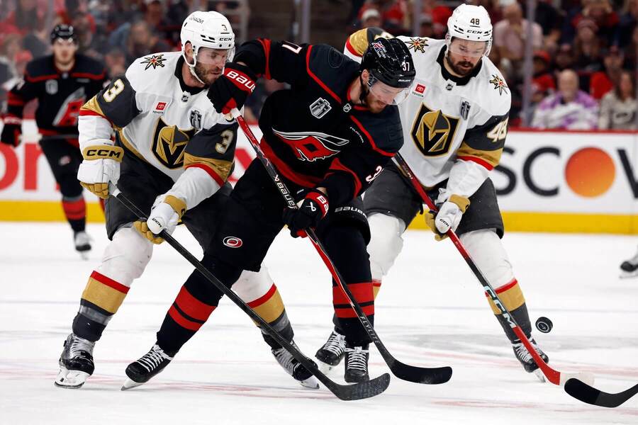 Útočník Caroliny Andrei Svechnikov medzi obrancom Braydenom McNabbom a&nbsp;forwardom Tomášom Hertlom (obaja Vegas) počas 1.&nbsp;zápasu Carolina Hurricanes vs. Vegas Golden Knights vo&nbsp;finále NHL 2025/2026