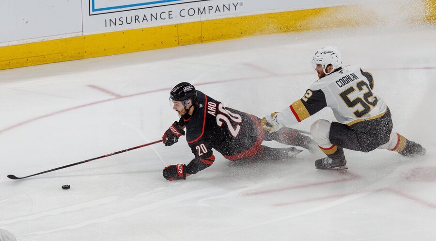 Sebastian Aho v&nbsp;ľahu bráni puk pred&nbsp;Coghlanom.