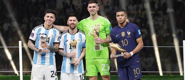 Ocenení futbalisti MS vo futbale 2022, zľava Enzo Fernández (najlepší mladý hráč), Lionel Messi (najlepší hráč), Damián Emiliano Martínez (najlepší brankár) a Kylian Mbappé (najlepší strelec)