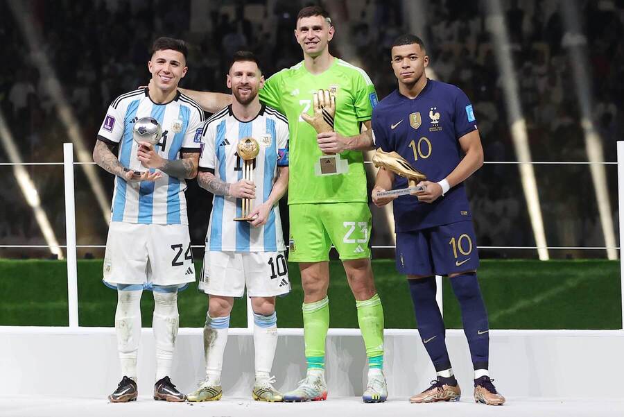 Ocenení futbalisti MS vo&nbsp;futbale 2022, zľava Enzo Fernández (najlepší mladý hráč), Lionel Messi (najlepší hráč), Damián Emiliano Martínez (najlepší brankár) a&nbsp;Kylian Mbappé (najlepší strelec)