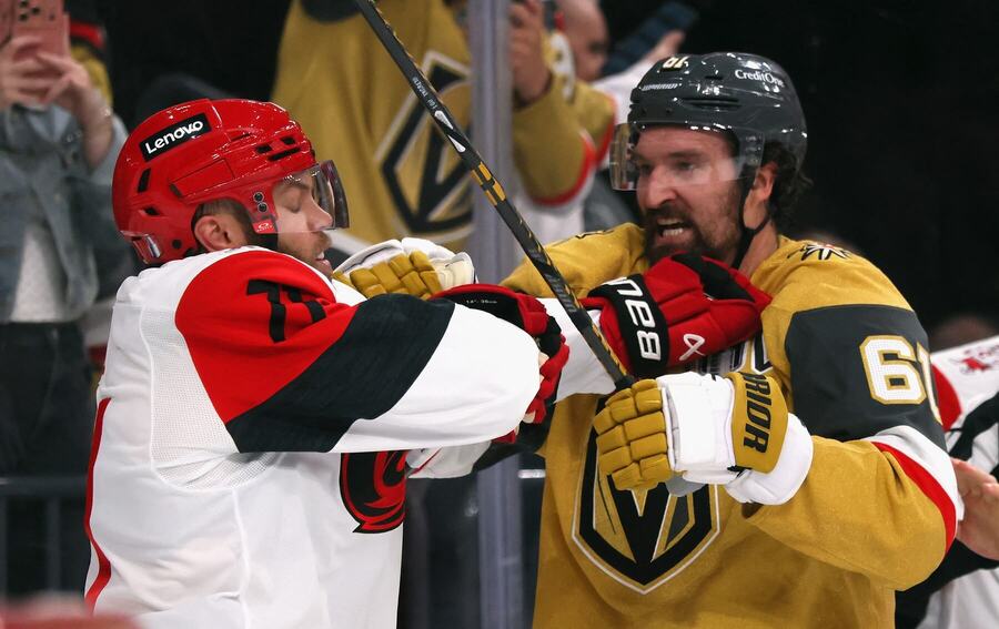 Hráči Hall a&nbsp;Stone v&nbsp;potýčke počas finále Stanley Cupu Vegas vs. Carolina.
