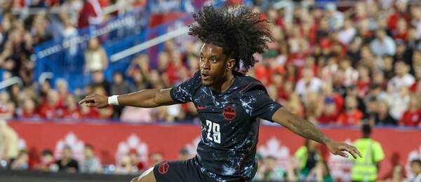 Na obrázku je kanadský futbalista Jayden Nelson.