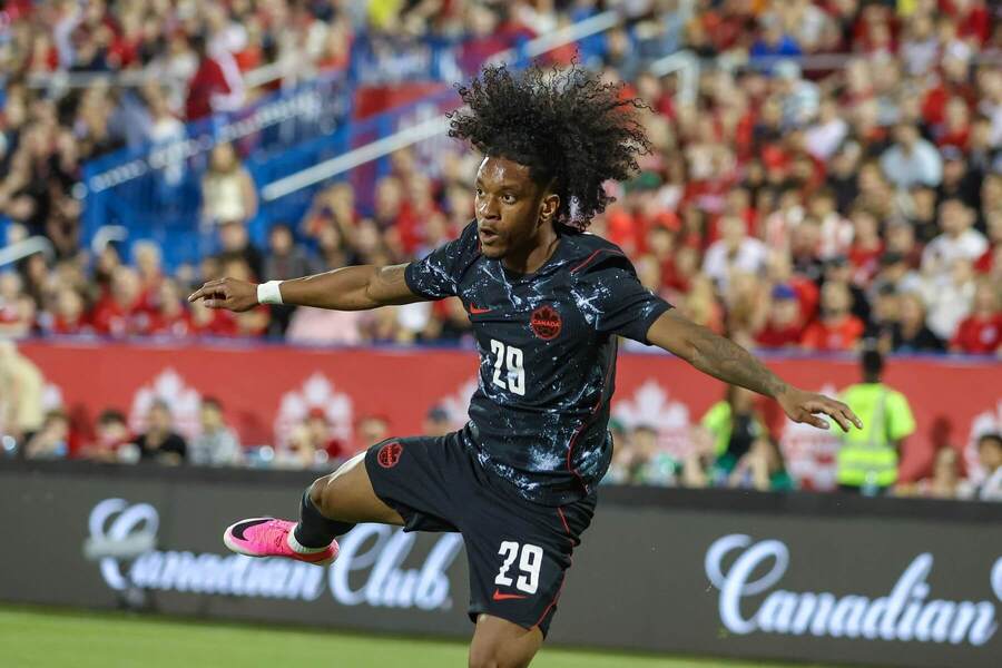 Na obrázku je kanadský futbalista Jayden Nelson.