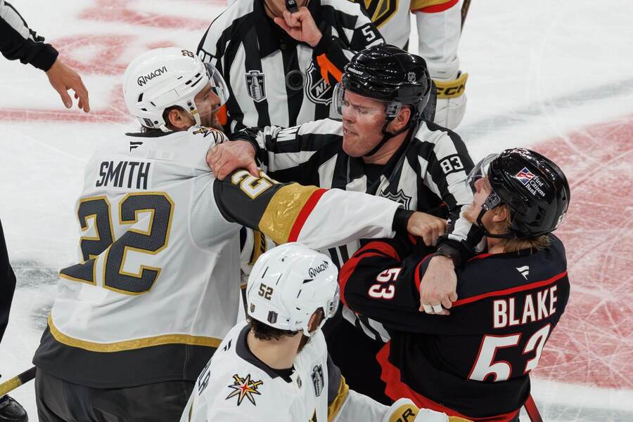 Konflikt medzi Smithom a&nbsp;Blakeom vo&nbsp;finále Stanley Cupu NHL.