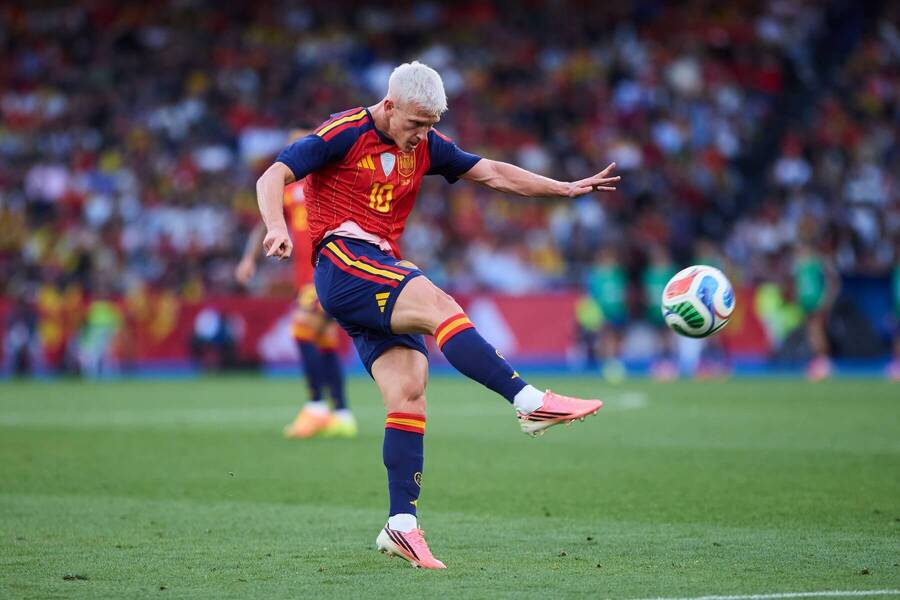 Španielsky futbalista Pedri strieľa na&nbsp;bránu.
