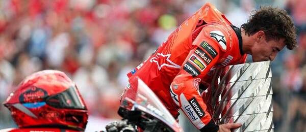 Marc Márquez s trofejou pre majstra sveta
