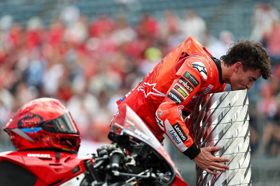 Marc Márquez s&nbsp;trofejou pre&nbsp;majstra sveta
