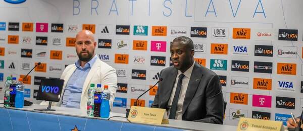 Generálny manažér ŠK Slovan Bratislava Ivan Kmotrík ml. s novým trénerom Yaya Tourém