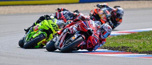 Pretekári MotoGP v Brne. Na čele Marc Márquez.