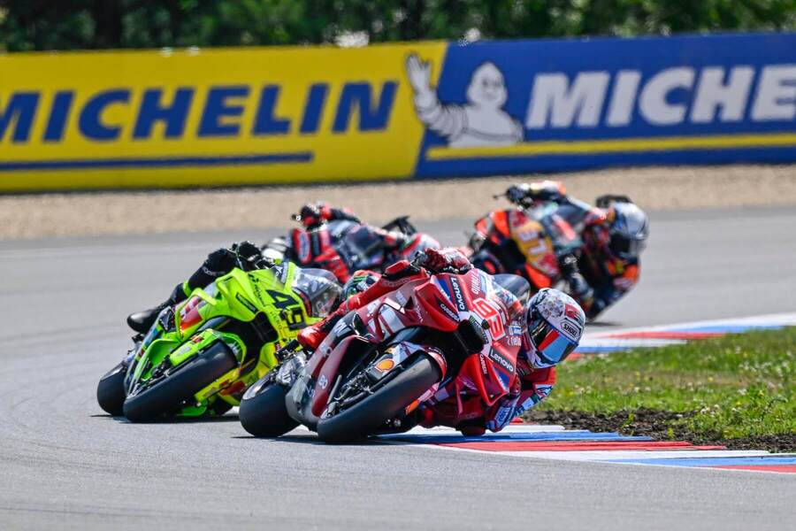 Pretekári MotoGP v&nbsp;Brne. Na&nbsp;čele Marc Márquez.