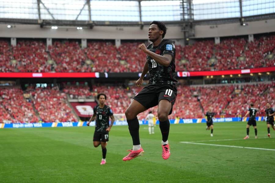Kanadský futbalista Jonathan David sa teší z&nbsp;gólu do&nbsp;siete Kataru na&nbsp;MS 2026