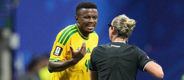 Hráč JAR v rozhovore s čiarovou rozhodkyňou na MS 2026.