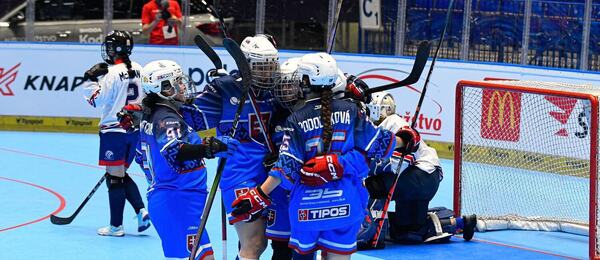 Na snímke hráčky Slovenska Lucia Martincová, Nina Štrbáková, Laura Hambálková a Sofia Podoláková na MS žien v hokejbale
