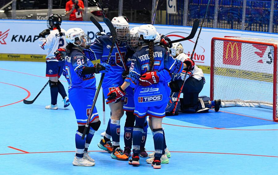 Na snímke hráčky Slovenska Lucia Martincová, Nina Štrbáková, Laura Hambálková a&nbsp;Sofia Podoláková na&nbsp;MS žien v&nbsp;hokejbale