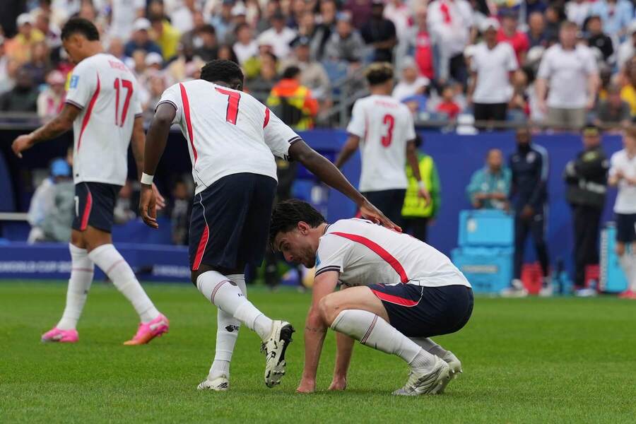 Bukayo Saka pri&nbsp;spoluhráčovi z&nbsp;Anglicka v&nbsp;zápase s&nbsp;Ghanou na&nbsp;MS 2026.