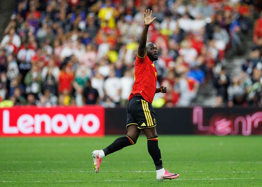 Belgický útočník Romelu Lukaku máva fanúšikom.
