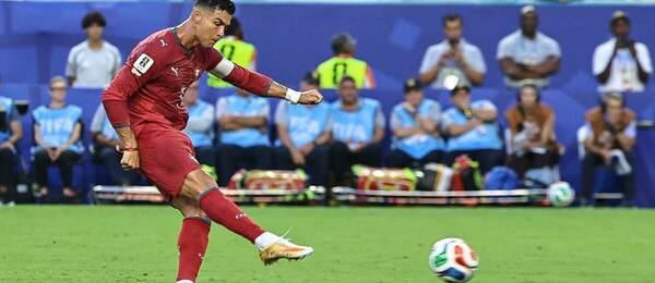 Hviezdny Cristiano Ronaldo pri streleckom pokuse.