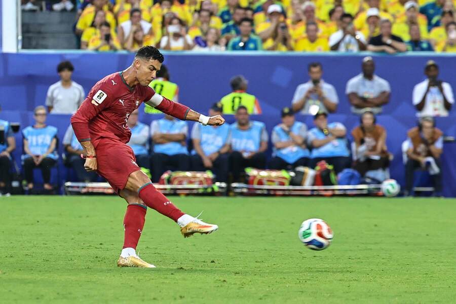 Hviezdny Cristiano Ronaldo pri&nbsp;streleckom pokuse.