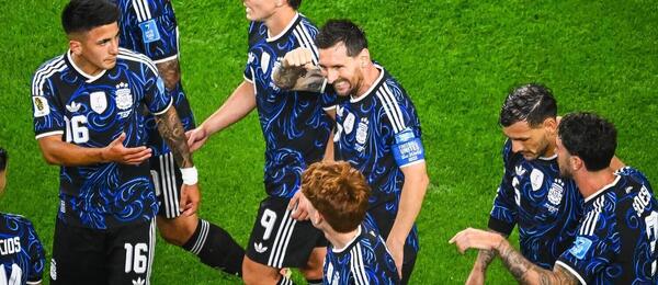 Argentínska hviezda Lionel Messi v obkolesení spoluhráčov.