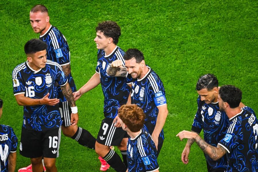Argentínska hviezda Lionel Messi v&nbsp;obkolesení spoluhráčov.