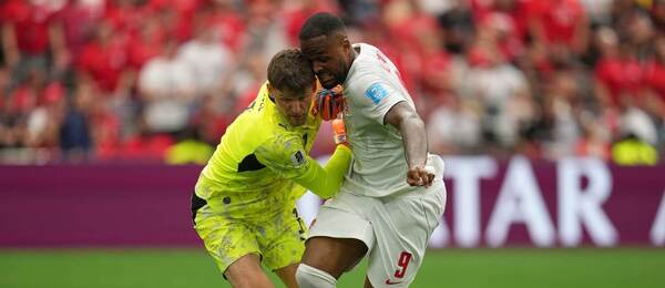 Cyle Larin (vpravo) sa snaží prekonať brankára Kobela zo Švajčiarska.