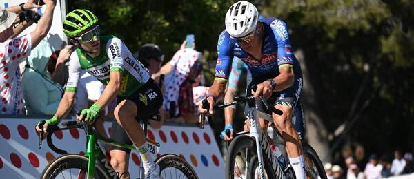 Zľava Španiel José Félix Parra (Team Caja Rural-Seguros RGA) a Mathieu Van Der Poel (Alpecin-Premier Tech) počas 2. etapy Tour de France 2026