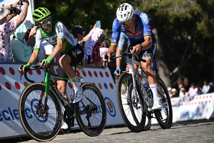 Zľava Španiel José Félix Parra (Team Caja Rural-Seguros RGA) a&nbsp;Mathieu Van Der Poel (Alpecin-Premier Tech) počas 2.&nbsp;etapy Tour de France 2026