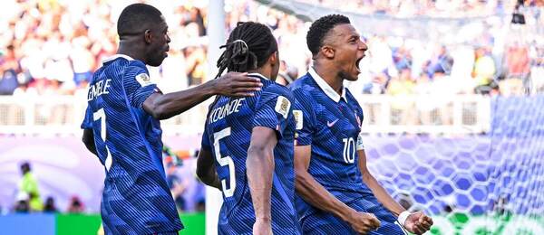 Kounde a Mbappé po góle v zápase s Paraguajom.