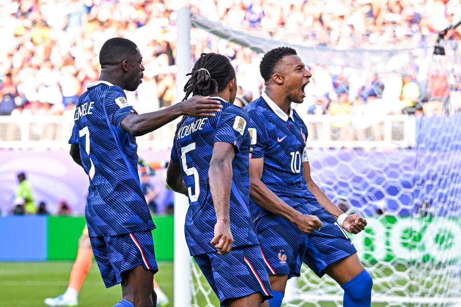Kounde a&nbsp;Mbappé po&nbsp;góle v&nbsp;zápase s&nbsp;Paraguajom.