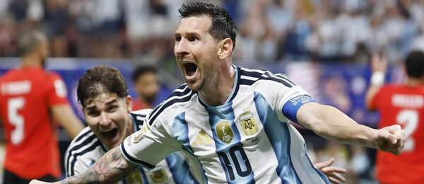 Radosť argentínskych útočníkov Juliána Álvareza a Lionela Messiho (v popredí) po jeho vyrovnávajúcom góle na 2:2 v osemfinálovom zápase Argentína vs. Egypt na MS vo futbale 2026