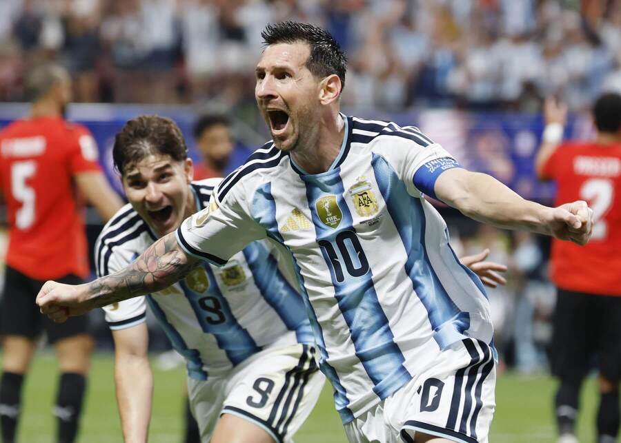 Radosť argentínskych útočníkov Juliána Álvareza a&nbsp;Lionela Messiho (v popredí) po&nbsp;jeho vyrovnávajúcom góle na&nbsp;2:2 v&nbsp;osemfinálovom zápase Argentína vs. Egypt na&nbsp;MS vo&nbsp;futbale 2026