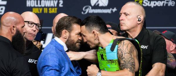 Staredown Conora McGregora a Maxa Hollowaya