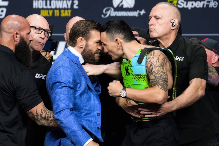 Staredown Conora McGregora a&nbsp;Maxa Hollowaya