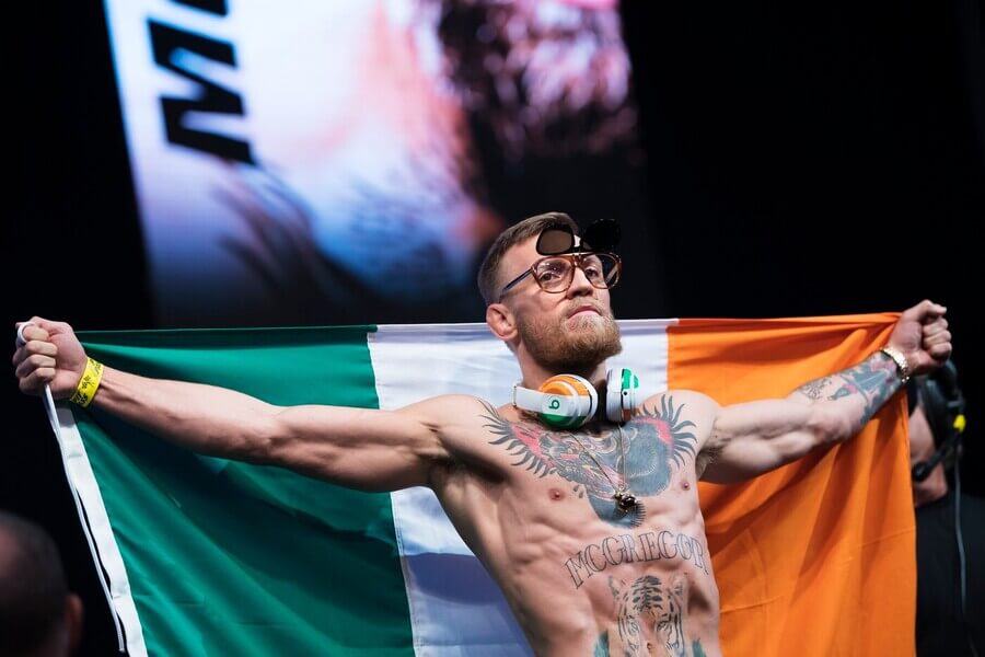 Connor McGregor drží írsku vlajku