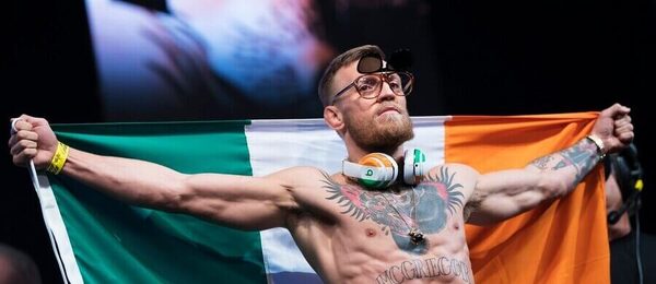 Connor McGregor drží írsku vlajku