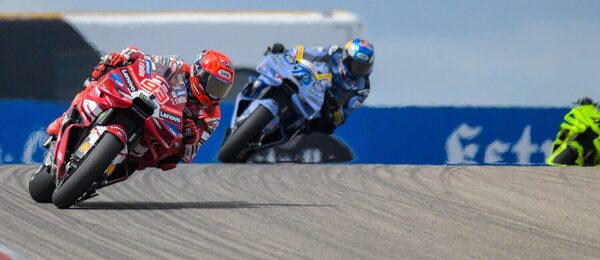 Marc Márquez a Álex Márquez počas šprintu na VC Nemecka
