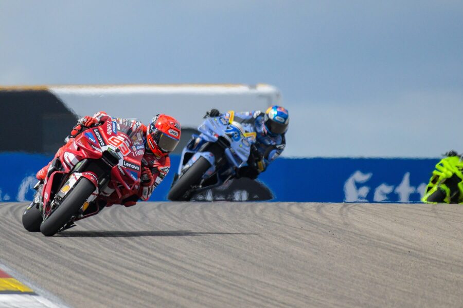 Marc Márquez a&nbsp;Álex Márquez počas šprintu na&nbsp;VC Nemecka