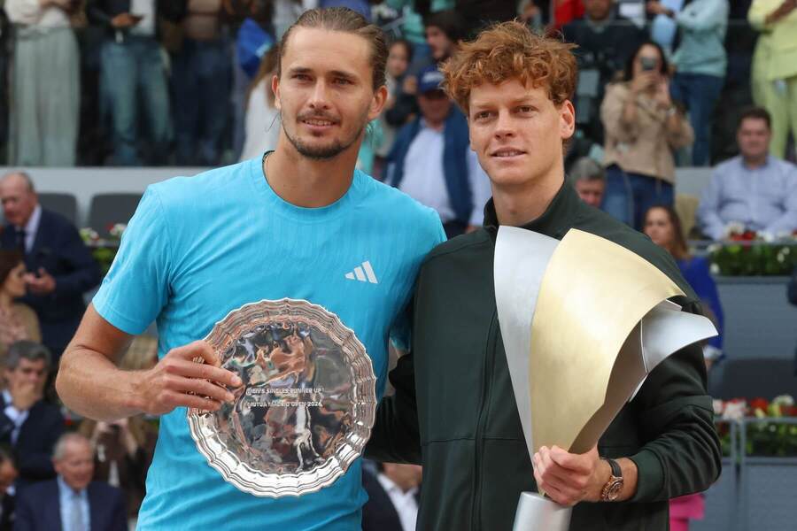 Zverev a&nbsp;Sinner po&nbsp;zápase v&nbsp;roku 2025.