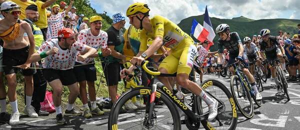 Tadej Pogačar v žltom drese počas stúpania v Centrálnom masíve (Tour de France 2024)