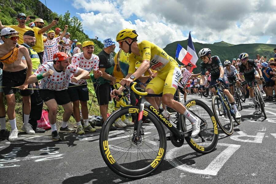 Tadej Pogačar v&nbsp;žltom drese počas stúpania v&nbsp;Centrálnom masíve (Tour de France 2024)