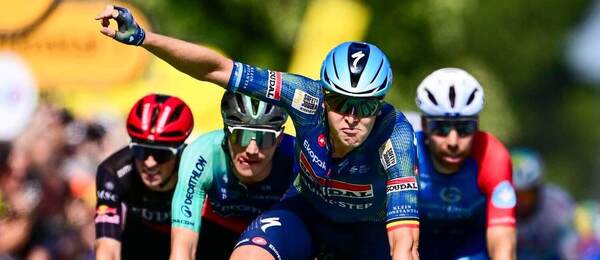 Tim Merlier oslavuje víťazstvo v 8. etape Tour de France 2026