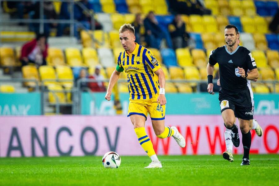 Pri lopte pravý krídelník DAC Matej Trusa počas nikéligového zápasu FC DAC 1904 Dunajská Streda vs. FK Železiarne Podbrezová v&nbsp;sezóne 2024/2025
