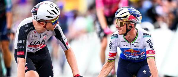 Florian Vermeersch (vľavo) a Remco Evenepoel v cieli 12. etapy TdF 2026