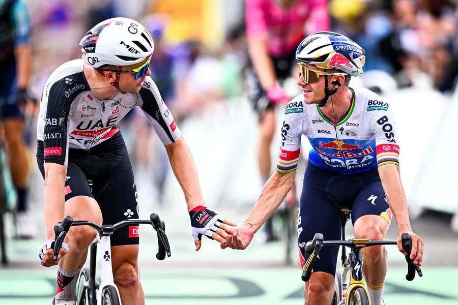 Florian Vermeersch (vľavo) a&nbsp;Remco Evenepoel v&nbsp;cieli 12. etapy TdF 2026
