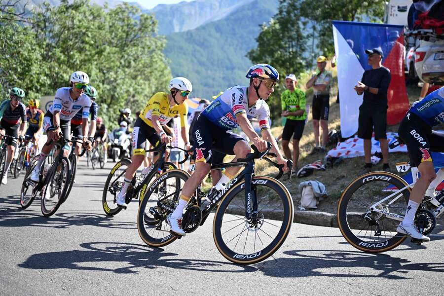 V popredí Remci Evenepoel, za&nbsp;ním v&nbsp;žltom Tadej Pogačar a&nbsp;v&nbsp;bielom Isaac del Toro