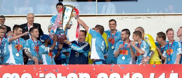 Slovan oslavuje titul v sezóne 2013/2014. Súťaž sa vtedy volala Corgoň liga.
