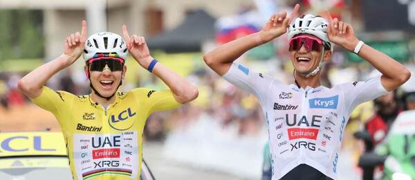 Oslavné gesto Tadeja Pogačara a Isaaca del Tora v cieli 20. etapy TdF 2026